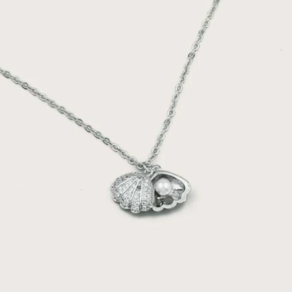 Jewelry - Rhinestone Pearl Seashell Necklace